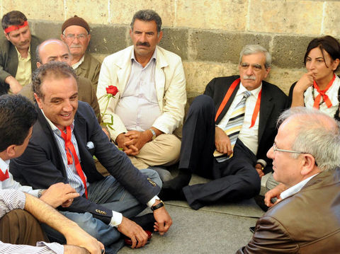 DTP Genel Başkanı Ahmet Türk, Diyarbakır'da, DTP'li milletvekilleri ve bazı belediye başkanlarının katılımıyla 2 gün sürecek ''açlık grevi'' başlattıklarını söyledi.