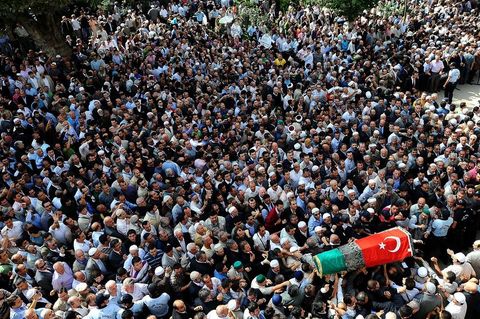 Osmanlı padişahlarından Abdülhamit'in torunu Osman Ertuğrul Osmanoğlu, yaşlılık ve böbrek yetmezliği nedeniyle tedavi gördüğü hastanede 97 yaşında hayatını kaybetti.