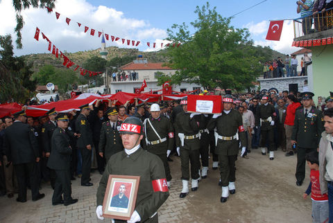 Diyarbakır'ın Lice ilçesi kırsal kesiminde mayın patlaması sonucu 9 asker şehit oldu.