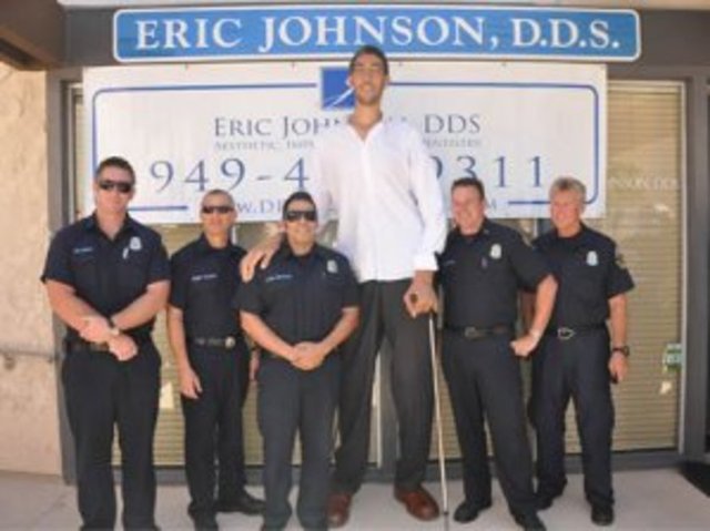 2 metre 51 santim boyu ile Guinness Rekorlar Kitabı'na giren Mardinli Sultan Kösen'e, Hollywood'tan film teklifi geldi.