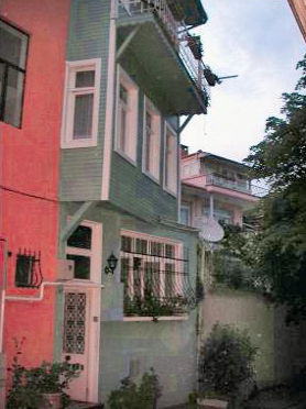 Çekimler, Emirgan'da karşılıklı iki evde yapılıyor.