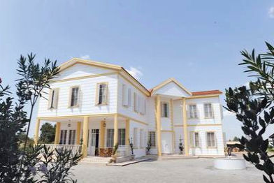 Çiftlik inşa etmek için Karaahmetli Köyü'nde 250 dönümlük arsa kiralandı. İddialara göre; Galatasaray'ın eski futbolcularından Hasan Şaş'ın, dizi ekibine plato kurmaları için arsayı kiraladığı söylendi. -