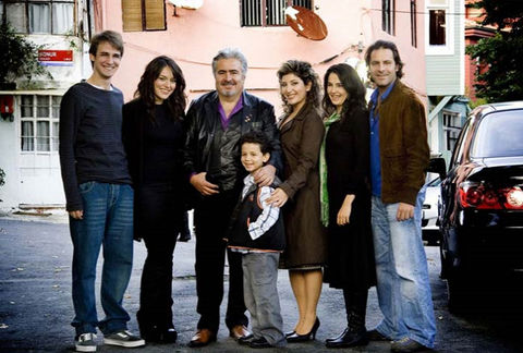 Canım Ailem - Emirgan -  - atv'nin diğer bir dizisi Uğur Yücel, Şebnem Bozoklu, Ezgi Mola, Ozan Güven gibi çok sayıda usta oyuncunun aynı seti paylaştığı Canım Ailem...