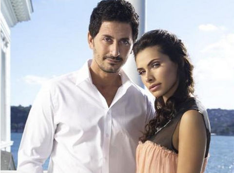 Ömre Bedel - Hülya Avşar -  - Fox TV'nin iddialı yapılarından biri olan "Ömre Bedel"in çekimleri, Hülya Avşar'ın Sarıyer Büyükdere'deki villasında yapılıyor. -