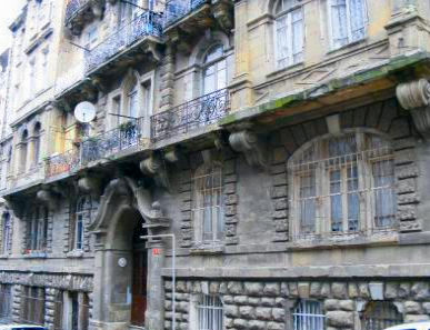 Haydarpaşa Garı'nda çalışanlar tarafından yapılan apartman, aynı zamanda İstanbul'da yapılan ilk sosyal konutlardan bir tanesi. Haftanın altı günü çekim yapılan apartmanda, dört daire çekim için kullanılıyor.  -