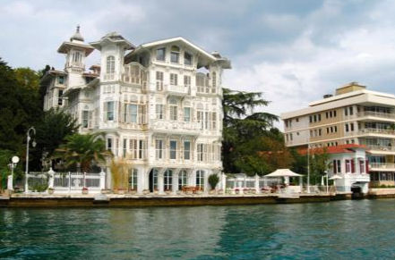 Beren Saat, Selçuk Yöntem ve Kıvanç Tatlıtuğ'un oynadığı dizi, Sarıyer'de çekiliyor. 1895 yılında inşa edilmiş olan Rahmi Koç'a ait yalı 3 katlı ve 10 odalı...