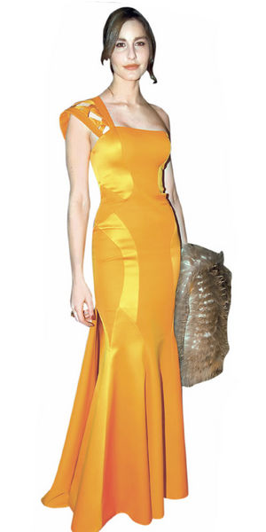 ECE SÜKAN 8 - Vintage kıyafet denildiğinde akla gelen ilk isim olan Ece Sükan, kırmızı halıya yakışan bir kıyafet giymiş. Kıyafetinin rengiyle farkını ortaya koymuş. Tek omuzlu kıyafetini kürkle tamamlayan Sükan sınıfı geçti.