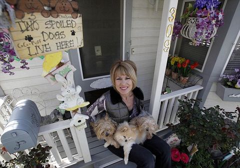 Coco Puff'ın vahşi bir kuş tarafından kaçırıldıktan sonra kurtarılması üzerine köpeklerine bir ev yaptırmayı kararlaştırdığını anlatan Kassis, "Kulübedeki eşyaların çoğunu annem satın aldı, onları torunu gibi seviyor" diye konuştu. Lüks köpek malikanesinde tavandan sarkan vantilatörler ve pencerelerde çekmeli jaluzi bile bulunuyor. -