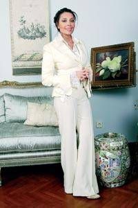 - Manolya Onur 5 milyon dolar... Türkiye eski güzellerinden Manolya Onur, 1989 yılında Haydarabad Nizamı Mükerrem Bereket Jah ile evlenmişti. Bu mutlu ilişki çok sürmeden 1994 yılında bitti. Evlilikten Nilüfer adında bir kızı olan Manolya Onur'un boşanması da, evliliği kadar ses getirdi. Fakat Bereket Jah boşanma protokolüne uymayıp Onur'un tazminatını ödemeyince, yıllar süren bir hukuk mücadelesi başladı. Manolya Onur milyon dolarlık nafaka davasını 2006 yılında kazandı. Mahkeme Bereek Jah'ın 11 yıl boyunca vermediğ nafakayı faiziyle birlikte ödemesi yönünde karar verdi. Böylece Manolya Onur yaklaşık 5 milyon dolar almaya hak kazandı.