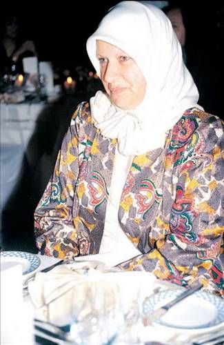 Ayşe Toprak 540 bin lira... Geçmişte en yüksek tutarlı tazminat davası olarak görülen dava, işadamı Halis Toprak'ın ilk eşi Ayşe Toprak'tan boşanması sırasında açılmıştı. Halis Toprak, Ayşe Toprak'a 540 bin lira ödemeye mahkum edilmişti.