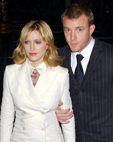 Artık kadınlar da nafaka ödüyor... Kim demiş erkekler yüklü nafakalar ödeyerek eşlerinden boşanıyor diye. Son yıllarda kadınların birçok alanda olduğu gibi sanat ve iş dünyasında da önemli konumlara gelmesi, boşanma davalarındaki dengeleri de alt üst etti. Artık kocalarından ayrılmak isteyen ünlü isimler de yüksek tazminatlar ve nafakalar ödemek zorunda kalabiliyor. Bu durumun son örneği Madonna oldu. İngiliz yönetmen eşi Guy Ritchie'den boşanan Madonna, 75 milyon dolar tazminat ödedi. Kendilerinden daha az başarılı olan kocalarına servetlerinin bir kısmını bırakanlar arasında ünlü oyuncu Kate Winslet de bulunuyor. Güzel oyuncu ilk eşi Jim Threapleton'dan boşanırken kendisine 500 bin sterlin ödemek zorunda kaldı. Her 5 kadından birinin kocasından fazla kazandığına dikkat çeken avukatlar, açılan boşanma davalarında para ödeyen kesimin de yavaş yavaş değişmeye başladığına dikkat çekiyor. Amerikalı şarkıcı Jessica Simpson da kendisinden daha az ünlü olan eşinden ayrılırken kocasına nafaka ödemeye mahkum edilmişti.