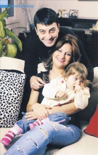 Bengü Yılmaz 206 bin TL... Tiyatro ve dizi oyuncusu Hakan Yılmaz ile eşi Bengü Yılmaz boşanmak için birbirlerine dava açmıştı. Ünlü aktör şiddetli geçimsizlik gerekçesiyle boşanma davası açmıştı. Bengü Yılmaz ise kocasının sadakatsiz davrandığını ve kendisini aldattığını belirterek Avukatı Dilek Şahbaz aracılığıyla karşı dava açmıştı. Mahkeme Bengü Yılmaz'ın açtığı boşanma davasını ise kabul edip tarafların evlilik birliğinin temelinden sarsıldığını belirterek boşanmalarına karar verdi. Çiftin kızlarının velayetini anneye veren mahkeme, Hakan Yılmaz'ın eşine 3 bin 700 lira nafaka ödemesine karar verdi. Mahkeme Hakan Yılmaz'ın 180 bin lira maddi, eşinin kişilik haklarını ağır bir şekilde ihlal ettiği için de 80 bin lira manevi tazminat ödemesini, toplamda da 206 bin TL nafaka ödemesini karara bağladı.