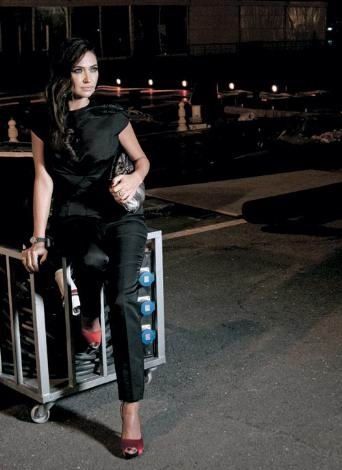 Ceyla Gölcüklü 140 milyon lira... İstanbul sosyetesinin en güzel kadınları arasında gösterilen Ceyla Gölcüklü (Shahnavaz), Rusya'da petrol kuyuları bulunan, Houston, Londra ve Moskova'da petrol dağıtımı yapan ETI Holding'in patronu olan Azeri işadamı Shery Shahnavaz ile 11 yıllık evliliğini bitirdi. 10 yaşındaki kızı Lara'nın velayetini alan Ceyla Gölcüklü nafaka olarak 140 milyon lira aldı.