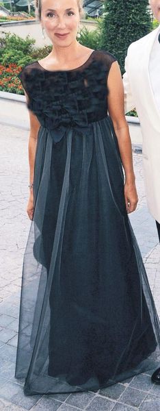 Zeynep Garan 2.5 milyon TL... Sosyetenin ünlü simalarından Zeynep Garan, Fuji Film'in Türkiye mümessili olan eşi Mehmet Garan'a boşanma davası açtı. Garan, mahkeme dilekçesinde "Eşim 9 aydır eve gelmiyor. Agresif bir kişiliğe sahip olan Mehmet Garan, aşırı alkol alıyor" dedi. İki çocuğunun velayetini isteyen Zeynep Garan, aylık 50 bin lira nafaka talep etti. Boşanmadan sonra çalışamayacağını ve mirasçılık haklarını kaybedeceğini belirten Zeynep Garan, eşinden 1.5 milyon TL maddi tazminat istedi. Eşinin davranışları nedeniyle küçük düşürüldüğünü, kadınlık gururuna tecavüz edildiğini ileri süren Zeynep Garan, bu nedenle de 1 milyon TL manevi tazminat istedi. Garan, 2.5 milyon TL'lik tazminatın yanı sıra Mehmet Garan'ın sahibi olduğu milyonlarca dolarlık mal varlığının yarısının kendisine verilmesini talep etti.