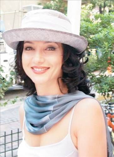 Hamira Baran 250 milyon lira... Türkiye'nin önde gelen sanayi devlerine kurduğu boyahanelerle tanınan BES Genel Taahhüt ve Makine Sanayii Yönetim Kurulu Başkanı Sinan Baran'ın İran asıllı eşi Hamira Baran, 6 trilyon liralık nafaka davası açmıştı. Dava çiftin boşanması ve Sinan Baran'ın eşine 250 milyon lira maddi tazminat ödemesi kararıyla sonuçlandı.