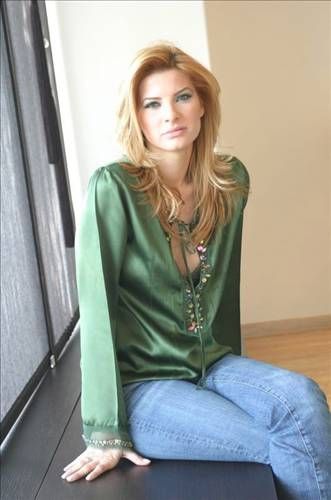 Tuğba Erbil 1.5 milyon TL.... Mehmet Ali Erbil'den boşanmak isteyen Tuğba Erbil, boşanma isteklerini sıraladı. Boşanma kararının ardından Mehmet Ali Erbil'in, eşine Bodrum'da 1.5 milyon liralık yazlık ve Tarabya'da 4 milyon liralık ev verdiği ancak Tuğba Hanım'ın, iki evin yanı sıra 3 milyon lira para, 37 bin 500 lira nafaka ve Astoria'daki penthouse daireyi istediği öğrenildi.