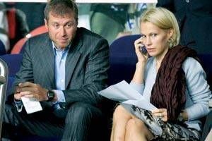 İrina Abramoviç 2 milyar dolar... Rusya'nın en zengin adamı olan Roman Abramoviç, kendisinden 15 yaş küçük sevgilisi için 16 yıllık eşi ve beş çocuğunun annesi İrina Abramoviç'ten boşandı. Abramoviç'in servetinin yarısını almayı planlayan İrina, anlaşma sonucu 2 milyar dolar aldı.