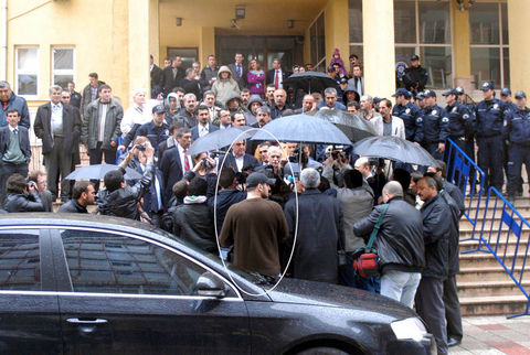 Saldırganın güvenlik çemberini aşarak içeriye nasıl girdiği merak konusu...