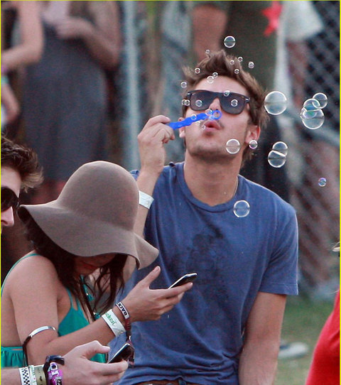 Genç aşıklar Zac Efron ve sevgilisi Vanessa Hudgens...