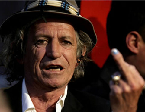 Rolling Stones efsanesinin mimarlarından Keith Richards'ın bu parmağına sakın bulaşmayın. Çünkü 1.6 milyon dolara sigortalı