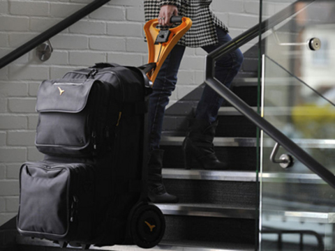 Live Luggage marka motorlu ve yerçekimine karşı koyan, merdivenlerden rahatça çıkarılabilen valizlerin hem sert hem de sportif modelleri var.