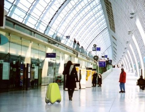 Piyasaya çıktığında kapışılacağından emin olduğumuz bu icat, lazer sensörleri sayesinde sesle kontrol edebilecek (aynen iyi eğitilmiş bir köpek gibi), dokunmanıza gerek kalmadan o sizi takip edecek