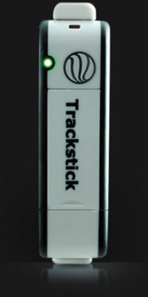 Seyahat günlüğü tutanlardansanız Trackstick çok işinize yarayacak. Tek yapmanız gereken, bilgisayarınızın USB girişine Trackstick'i takmak ve Google Earth'ü açmak. Trackstick uzaydaki 24 uyduyla bağlantıya geçerek bulunduğunuz noktayı, saati, sıcaklığı kaydediyor. Trackstick'i şarj ettikten sonra yanınıza alıyorsunuz ve seyahatiniz boyunca onu bir an olsun gözünüzün önünden ayırmıyorsunuz. Eve dönünce Trackstick'i tekrar bilgisayarınıza takın ve hangi tarihte nerede bulunduğunuzu, tırmandığınız dağların yükseklğini, yüzdüğünüz suların sıcaklığını öğrenin. Hatta dijital fotoğraflarınıza Trackstick sayesinde bilgiler kaydedebilirsiniz