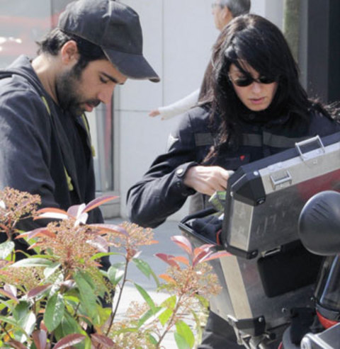 Güzel oyuncu Ahu Türkpençe önceki gün yeni sevgilisiyle İstinye Park' ta görüntülendi. Sevgili olduklarını kabul eden Türkpençe, "Sevgilimin adını öğrenmenizde bir sakınca yok ama adıda yok" diye cevap verdi. Erkek arkadaşı "Söyleyelim" dediyse de güzel oyuncu "Gerek yok" diyerek reddetti. İkili daha sonra motosikletleriyle evlerinin yolunu tuttu. Barış Engin  -