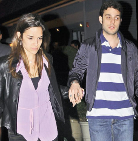 GAZİNOCULAR Kralı merhum Fahrettin Aslan' ın oğlu Mehmet Aslan, gönlünün sultanını buldu. Aslan, önceki gece Ortaköy Anjelique Ba r'da yeni kız arkadaşıyla eğlendi. Bardan el ele çıkan sevgililer patlayan flaşlara aldırmadan yürüdü. Mehmet Aslan, sevgilisinin adını açıklamadı. Bora BAĞCIBAŞI -