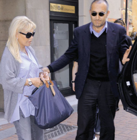 Süperstar Ajda Pekkan, önceki gün Nişantaşı'nda objektiflere takıldı. Dişlerinin bakımını yaptırmak için özel doktorunun muayenehanesine gelen Pekkan, uzun bir süre burada kaldı. Dişlerini hem kontrol ettiren hem de rutinbakımını yaptıran ünlü sanatçının ağız sağlığının son derece iyi olduğu öğrenildi. Öte yandan yaz ayları boyunca çeşitli konser organizasyonlarında hayranlarıyla buluşacak olan Pekkan'ın sportif şıklığı da beğeni topladı. Uğur SOYSAL