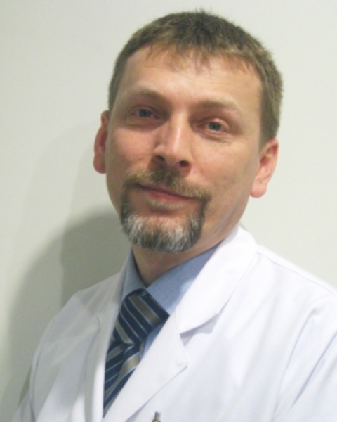 DR. SULTAN TARLACI KİMDİR? -  - 1970 yılında Rize'de doğdu. 1995 yılında Tıp doktoru, 2000 yılında Nöroloji uzmanlığını aldı. 2000 yılında, Beyin Araştırmaları Derneği araştırma Teşvik Ödülü, 2001'de TÜBİTAK-Beyin Araştırmaları Derneği Araştırma Teşvik Ödülü ve 2003'de de Türkiye Gazeteciler Cemiyeti, Sedat Simavi, Sağlık Bilimleri Ödülü almıştır.Türk Nöroloji derneği altında hizmet veren, Nörolojik Yoğun Bakım ve Kognitif Nörobilim Grubu Çalışma Üyesidir. -  - Yayınlanmış, Acil Nörolojik Hastalıklar: Güncel Tanı ve Tedavi adlı tıp kitabı vardır. Bunun dışında, Bilinç: Antikçağdan Bilincin Yeniden Keşfine ve Kuantum Beyin: Bilinç-Beyin Sorununa Yeni Bilimsel Yaklaşım adlı kitapları yeni yayınlanmıştır. 2003'de yayınlanmaya başlanan, NeuroQuantology Dergisinin (An Interdisciplinary Journal of Neuroscience and Quantum Physics) yayımcısı, isim babası ve baş editörüdür. Dergi Ocak 2008'de SCI (Scientific Citation Index) kabul edildi. Sinir biliminin değişik konularında, SCI'ye giren 20 üzerinde makalesi vardır. Bunun dışında, Popüler Bilim, Bilim ve Teknik'de popüler yazılar yazmıştır. Halen Bilim ve Ütopya'da popüler sinir bilimi yazıları yazmaktadır. Temel araştırma alanı yoğunlaşması, sinir sisteminde kuantum fiziği kurallarının işleyip işlemeyeceği üzerinedir. Halen özel bir hastanede, nöroloji uzmanı olarak çalışmakta ve NeuroQuantology dergisinin editörlüğünü sürdürmektedir.