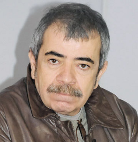 SİNEMA dünyasından isimleri öğretmen ve öğrencilerle buluşturan Atıf Yılmaz Stüdyosu, en son Selçuk Yöntem'i ağırladı. Küçükçekmece Kültür Merkezi'ndeki Atıf Yılmaz Stüdyosu'nda öğretmenlerle bir araya gelen Yöntem, Türk insanının gerçek hayatla dizileri birbirinden ayırt edemediğini söyledi. Yöntem, "Aşk-ı Memnu'da canlandırdığım karakterden dolayı insanlar elime 'Karın seni aldatıyor' yazılı notlar sıkıştırıyor. Bunu anlayamıyorum" dedi. Seçkin ŞENVARDAR -