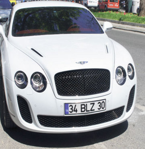 Fenerbahçeli futbolcu Emre Belözoğlu, yeni aldığı 34 BLZ 30 plakalı Bentley marka arabasıyla Bebek'te görüntülendi. Fotoğraflarının çekildiğini fark eden ünlü futbolcu, yanındaki arkadaşından arabayı kullanmasını rica etti. Belözoğlu'nun Bentley marka arabasına 600 bin lira ödediği söyleniyor.  - Uğur SOYSAL