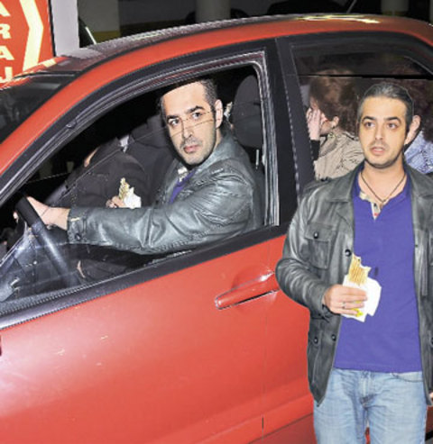 Zerrin Özer'in eski eşi Levent Süren, kız arkadaşlarıyla tost alırken görüntülendi. Gazetecileri fark edince elindeki tost ile hızla otomobiline giden Süren, basın mensuplarının sorularını yanıtsız bıraktı. Süren ve arkadaşları, görüntü alınmasını engellemeye çalıştı. -