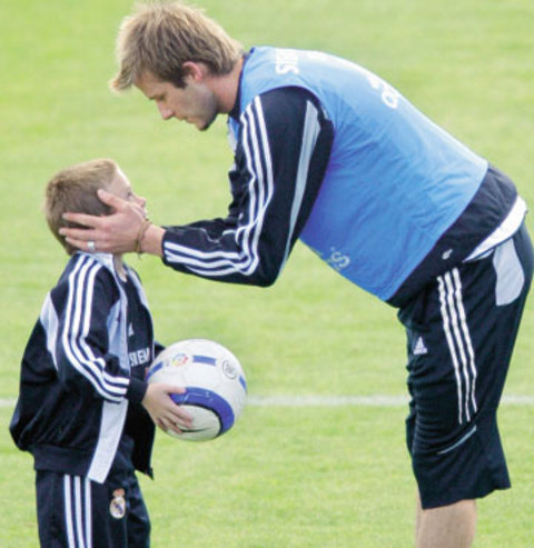 DÜNYACA ünlü futbolcu David Beckham, oğullarının futbolcu olmasını çok istediğini söyledi. 11 yaşında Brooklyn, 7 yaşında Romeo ve 5 yaşında Cruz adında üç oğlu bulunan 35 yaşındaki Beckham, en azından bir oğlunun futbolcu olmasını çok istediğini belirtti. Üç oğlunun da beyzbol, basketbol ve futbolu severek oynadığını vurgulayan Beckham, "Üçü de birbirinden yetenekli. Spor yapmaları sağlık açısından da çok önemli. Ama ileride ne yapacaklarını kim bilir. Ben futbolcu olmalarını çok isterdim" dedi. -  -  -