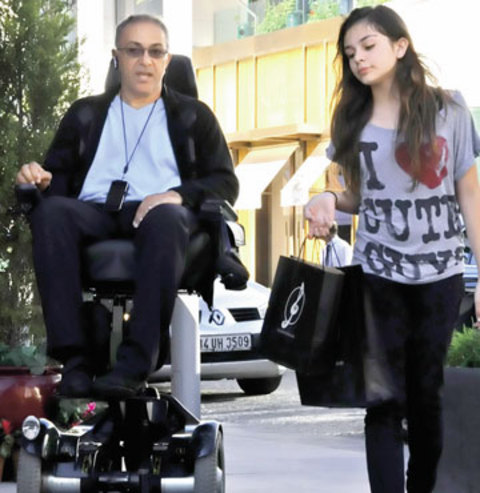 4 yıl önce dalış yaparken vurgun yiyen ve tekerlekli sandalye ile hayatını sürdüren işadamı Ahmet Bayer, geçtiğimiz hafta sonu kızı Lara ile İstinye Park'ta alışveriş yaptı. Bayer ve kızının mutluluğu dikkatlerden kaçmadı. Seçkin ŞENVARDAR -