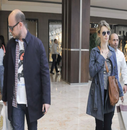 GÜZEL oyuncu Tuba Ünsal ile sevgilisi Murat Pilevneli, önceki gün İstinye Park' ta alışveriş yaptı. Bir ara şekerciye girip şekerlemeler alan ikili, fotoğraflarının çekildiğini görünce telaşlandı. Evlilik sorularına cevap vermeyen Ünsal, sevgilisiyle yanyana gelmemek için akla karayı seçti. Seçkin ŞENVARDAR -