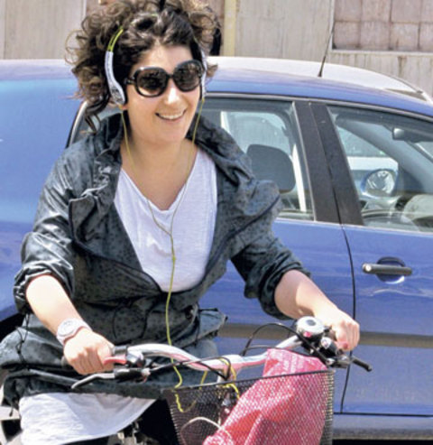 CANIM Ailem dizisinin Meliha'sı Şebnem Bozoklu, hafta sonu güzel havayı fırsat bilip bisikletiyle Boğaz'da tura çıktı. Kulağında i-Pod' u, güneş gözlükleri ve pembe çantasıyla Bebek'te bisikletiyle gezen Bozoklu, "Boğaz' da bisiklet yolunun olmaması çok kötü" dedi.Seçkin ŞENVADAR -