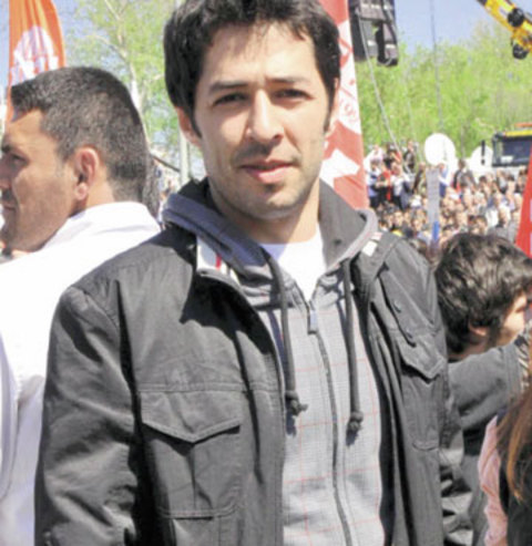 - 'Kapalıçarşı' adlı dizide canlandırdığı Arda karakteriyle adından söz ettiren ünlü oyuncu Mert Fırat, 1 Mayıs İşçi Bayramı'nı Taksim'de işçilerle birlikte yürüyerek kutladı. Canan İSPİR-AHT -