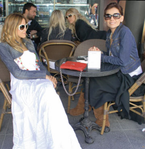 Özel bir kanalda 'Esra Erol'la İzdivaç' programını sunan Esra Erol, önceki gün kız arkadaşlarıyla İstinye Park'ta basın mensupları tarafından görüntülendi. Bir kafede oturan Erol, gazetecilerin fotoğraflarını çekitiğini fark edince bacaklarını şal ile kapattı.