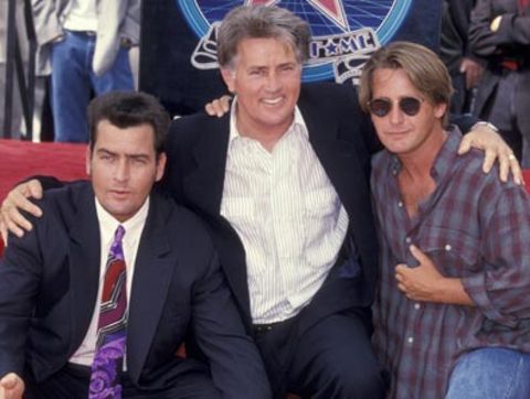 Charlie Sheen, Martin Sheen ve Sheen soyadını reddeden Emilio Estevez.