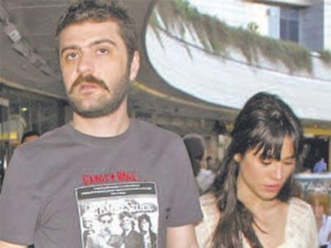 'Çok Güzel Hareketler Bunlar'ın 'Hıyarlı Baba'sı Şahin Irmak ile adını 'Bir Bulut Olsam'daki sevişme sahneleriyle duyuran Şükran Ovalı 1 aydır birlikte.  Önceleri ilişki yaşadıklarını inkar eden sevgililer geçen gün Levent'teki Kanyon Alışveriş Merkezi'nde ortaya çıktı.  Şürkan Ovalı ile Şahin Irmak bu kez objektifleri görünce kaçmadı ve el ele poz verdi.  - Televizyongazetesi -