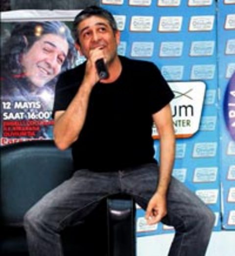 Engelliler Haftası dolayısıyla Olivium Alışveriş Merkezi'nde engelli çocuklarla biraraya gelen Murat Göğebakan, borçlarından ötürü sıkıntılı günler yaşadığını ancak umudunu yitirmediğini söyledi. Kendisini aldattığı için boşanma davası açtığı eşi Sema Göğebakan'ı insan olarak affettiğini, ancak boşanmanın gerçekleşeceğini belirten ünlü şarkıcının en büyük sıkıntısı ise, 15 gün önce piyasaya çıkacak olan albümünün tanıtımını hakkıyla yapamamak. Televizyon programlarına, eşiyle ve boşanma konusuyla ilgili soruların gelmesinden çekindiği için katılamadığını söyleyen Murat Göğebakan, artık bu konunun tamamen kapanmasını istediğini belirtti.  -