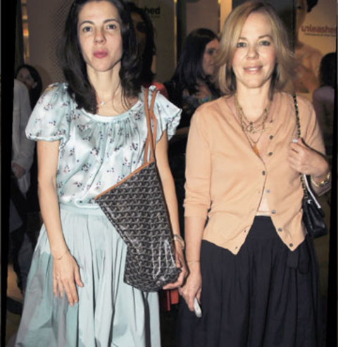 Türk güncel sanatı üzerine bugüne kadar hazırlanan  en kapsamlı yayınlardan biri olan ve Garanti Bankası'nın yayın sponsoru olduğu 'Unleashed: Contemporary Art from Turkey' adlı kitabın tanıtımı Hasköy'deki eski şapka fabrikasında düzenlenen bir kokteylle gerçekleşti. Birçok ünlünün katıldığı davete, dünyaca tanınan modacı kardeşler Ayşe-Ece Ege de katıldı. Gecede kıyafetiyle övgüler alan Ece Hanım, nazara geldi. Kıyafetine kırmızı şarap dökülen Ece Ege, kokteyl boyunca ıslak etekle dolaşmak zorunda kaldı. Ece Hanım, "Kırmızı şarap olduğu için çıkacağını sanmıyorum ama yine de bu kıyafeti saklayacağım" dedi. -