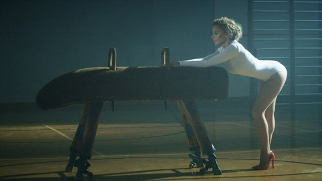 Ünlü şarkıcı albümünün çıkış parçası "sexercize"e klip çekti.