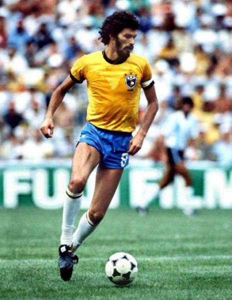 Socrates (Brezilya) - Olağanüstü bir futbol zekasına sahip olan futbolcu, 25 yaşına kadar milli kadar milli takım formasını giymedi, 3 yıl sonra ise 1982 Dünya Kupası'nda Brezilya'nın kaptanı olarak sahaya çıktı. Günde 1 paket sigara içtiği söylenen ve durduğu yerden kullandığı penaltı atışlarını üst köşeye göndermesiyle hatırlanan futbolcu, 2004 yılında, 50 yaşındayken futbola geri döndü ve kısa bür süre için Garford Town'ın formasını giydi.