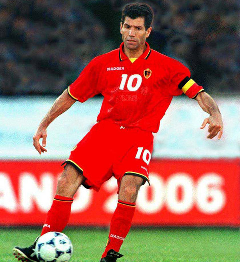 Enzo Scifo (Belçika) - Belçika formasıyla 4 dünya kupası gören Schifo, ülkesinin yetiştirdiği en büyük futbolcu olarak kabul ediliyor. -  - Avrupa'nın büyük kulüplerinde oynayan, ancak en iyi performansını milli takımla gösteren Schifo, Belçika'nın 1986'da yarı finale çıkmasında büyük rol oynadı.