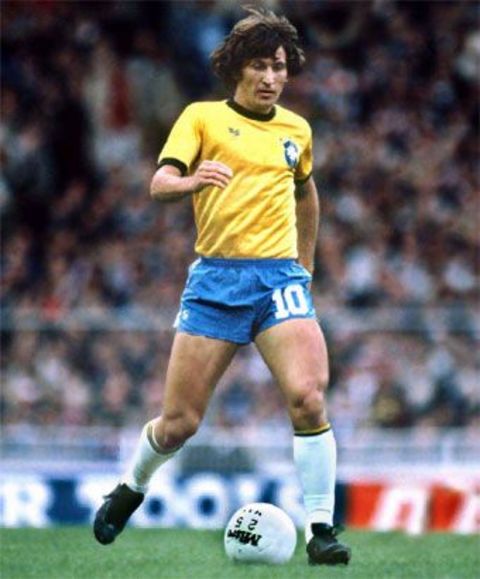 Zico (Brezilya) - Gözlem yeteneği, son vuruşlardaki ustalığı ve topa hakimiyeti neticesinde kendisine ''Beyaz Pele'' lakabı yakıştırılan Zico, adını ilk kez, sakatlıklık problemleriyle boğuştuğu, takımın taktik anlayışına ters düştüğü 1978'deki Dünya Kupası'yla duyurdu. 1982'de kariyerinin üst seviyelerine çıkan ve oynadığı futbolla, FİFA'nın yıldızlar karmasına seçilen Zico, 1986'daki Brezilya kadrosuna da dahil edildi. O dönem 33 yaşında olan Zico, ilk tur maçlarında yedek kaldı, Fransa ile oynanan çeyrek final karşılaşmasında penaltkı kaçırarak kariyerinin en kötü anını yaşadı.