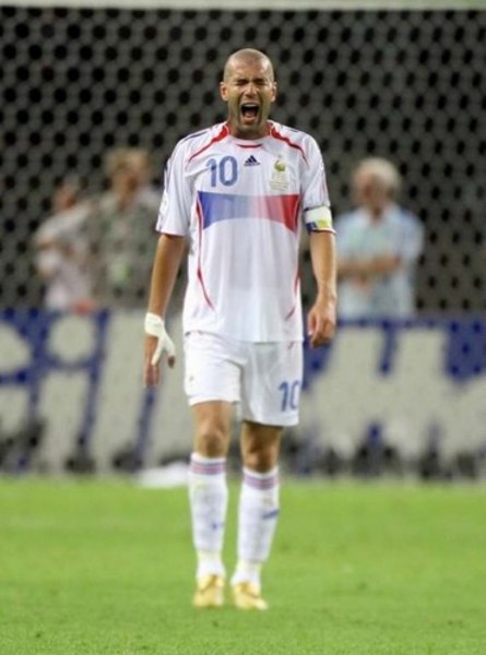 Zinedine Zidane (Fransa)  - Hem Fransa'nın, hem de dünyanın en iyi orta saha oyuncuları arasında sayılan Zidane, milli takım formasıyla 3 dünya kupasına katıldı. -  - 1998'de takımıyla birlikte finale kalan ve Brezilya ile oynanan şampiyonluk maçında 2 gol atan Zidane, sakatlığı nedeniyle 2002'de oynayamadı. Milli takımdan emekli olan Zidane, teknik direktör Raymond Domenech tarafından ikna edildi ve 2006'daki Dünya Kupası'na katıldı. Fransa'nın finale yükseldiği turnuvada Zidane, İtalya ile oynanan bu maçta Marco Materazzi'nin göğsüne kafa attı ve futbol kariyerini, hafızalardan silinmeyecek bu hareketle noktaladı.