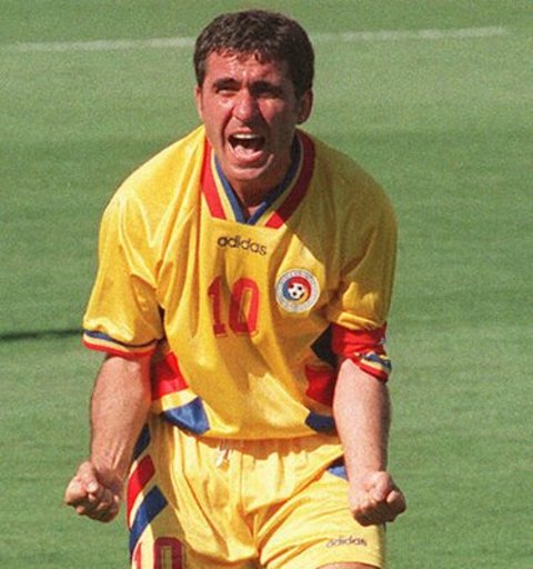 Gheorghe Hagi (Romanya) - Romanya milli takımının formasını 125 kez giyen ve 35 golle ülkesi adına en çok gol atan futbolcu unvanına sahip olan Hagi, ülkesinin dünya kupalarında ilk kez ikinci tura çıkmasını sağladı. -  - Romanya'nın gelmiş geçmiş en iyi futbolcusu olarak görülen Hagi, 1990, 1994 ve 1998'deki dünya kupalarında takımıyla birlikte ikinci tura çıkma başarısını gösterdi. Hagi'li Romanya, dünya kupalarındaki altın çağını 1994'te yaşadı ve Romanya bu organizasyonda çeyrek finale kadar yükseldi. -  - Takımdaki öneminin farkında olan Hagi, Champions League dergisine 2001'de verdiği demeçte, 10 numaralı formayı giyen oyuncunun özellikli olması gerektiğini, herhangi bir takımın 10 numarasız kazanamayacağını söylemişti.